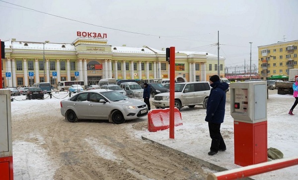 ГИБДД Екатеринбурга: платная парковка угрожает безопасности водителей и пешеходов